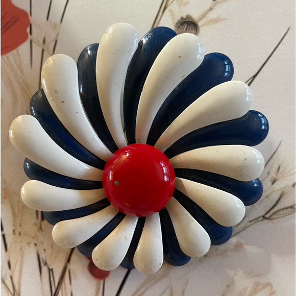 Enamel floral brooch - Picture 2 of 4